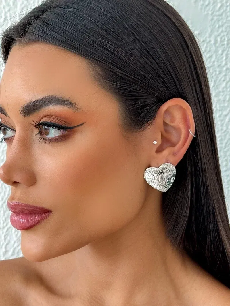 Brinco Folheado a Ouro 18k e Prata Coração Texturizado