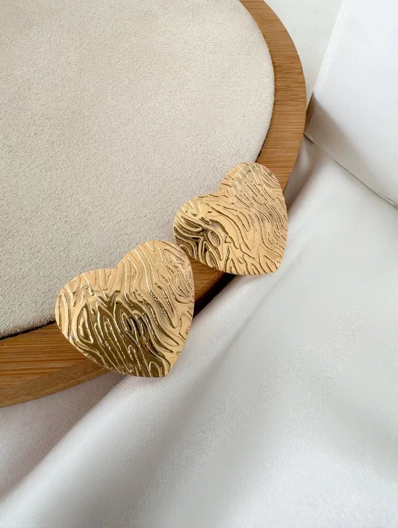 Brinco Folheado a Ouro 18k e Prata Coração Texturizado