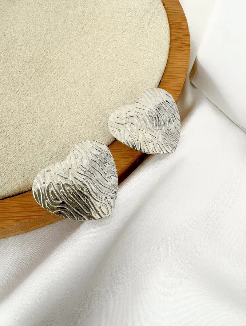 Brinco Folheado a Ouro 18k e Prata Coração Texturizado