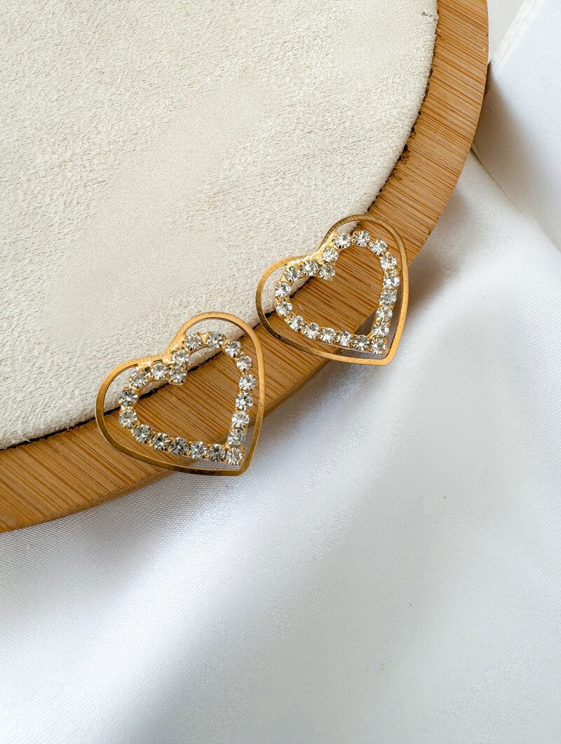 Brinco Folheado a Ouro 18k e Prata Coração Vazado com Detalhe Cravejado