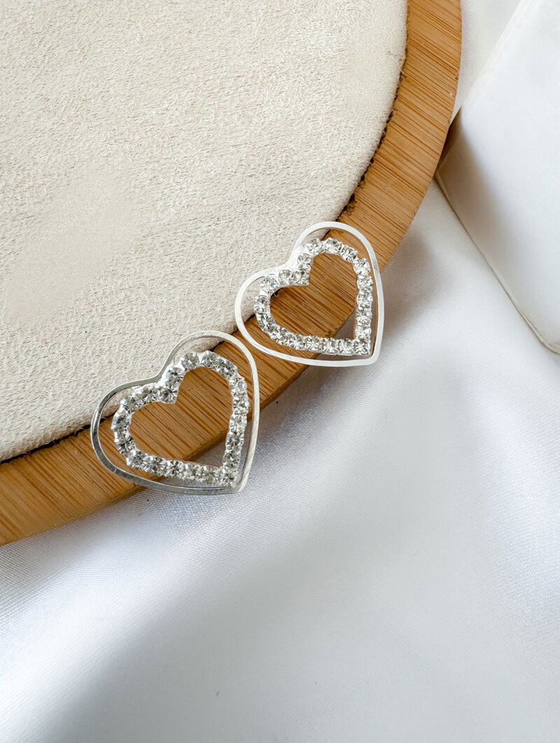 Brinco Folheado a Ouro 18k e Prata Coração Vazado com Detalhe Cravejado