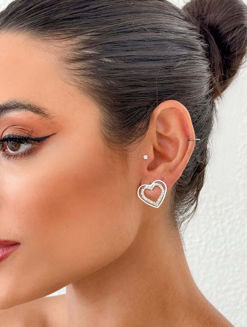 Brinco Folheado a Ouro 18k e Prata Coração Vazado com Detalhe Cravejado