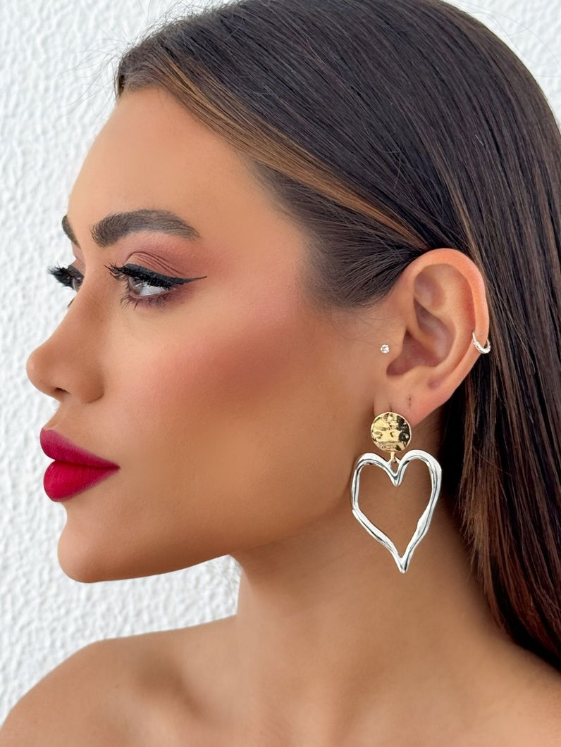 Brinco Folheado a Ouro 18K e Prata Coração Vazado Com Ponteira Mix Banho
