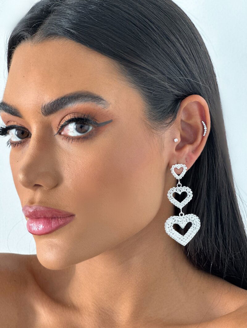 Brinco Folheado a Ouro 18k e Prata Corações Cravejados