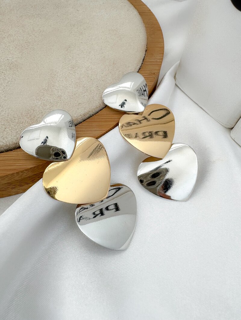 Brinco Folheado a Ouro 18k e Prata Corações Lisos