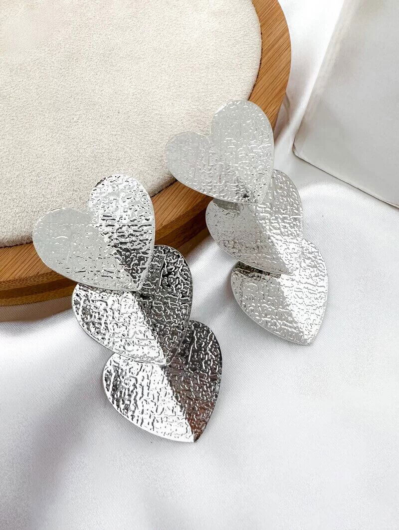 Brinco Folheado a Ouro 18k e Prata Corações Texturizados