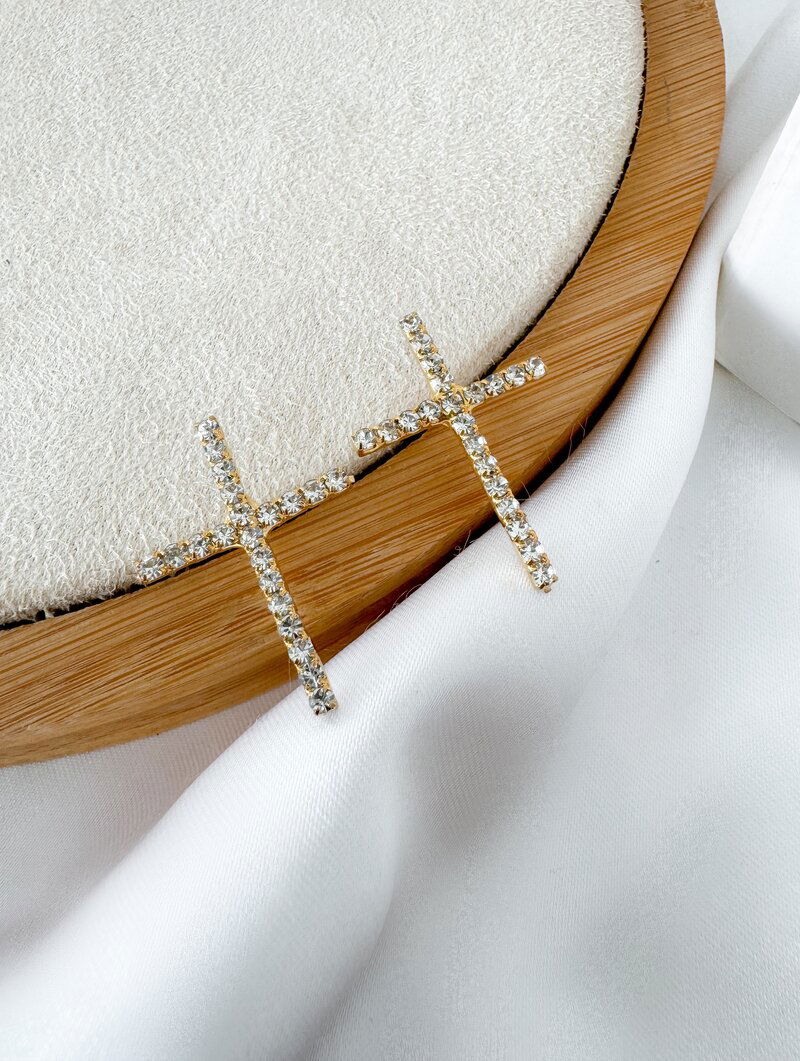 Brinco Folheado a Ouro 18k e Prata Crucifixo Cravejado com Micro Zircônias