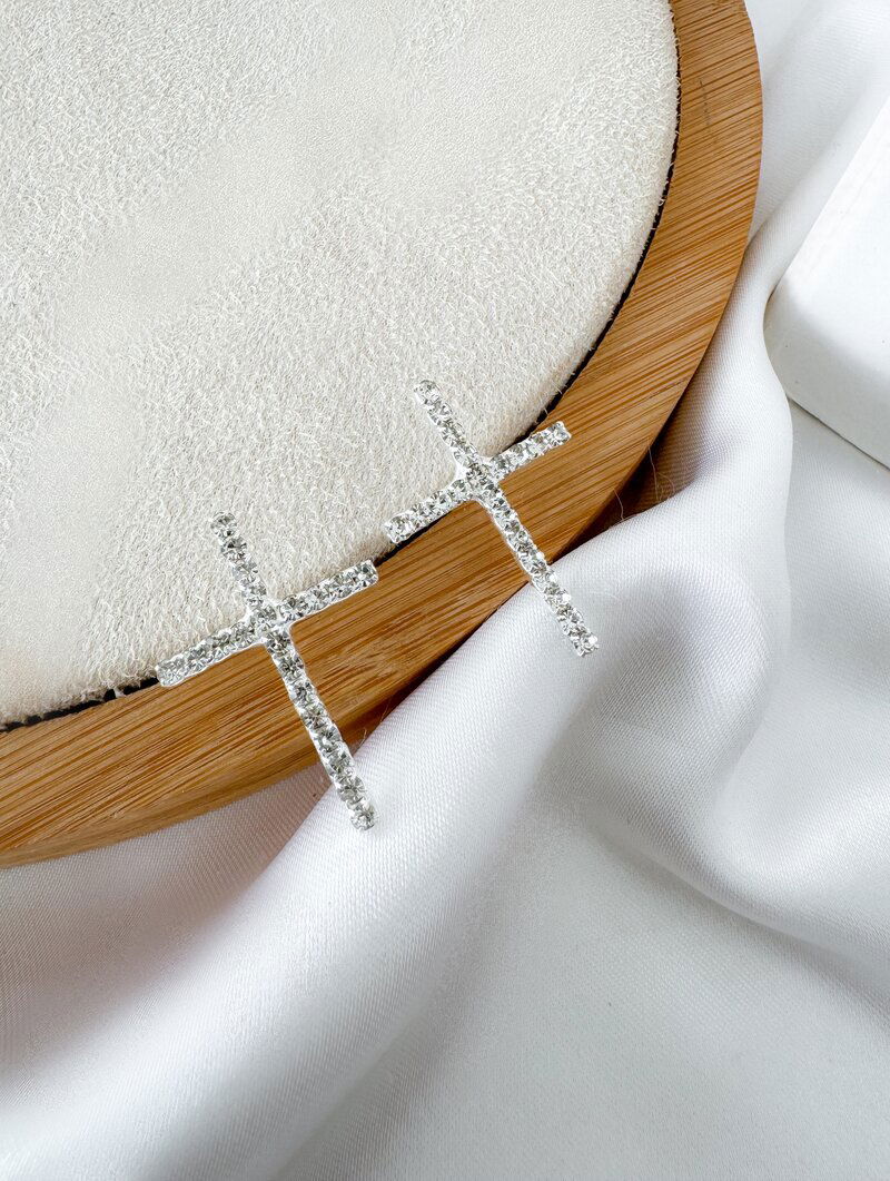 Brinco Folheado a Ouro 18k e Prata Crucifixo Cravejado com Micro Zircônias