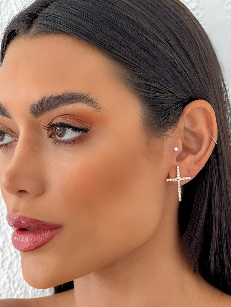 Brinco Folheado a Ouro 18k e Prata Crucifixo Cravejado com Micro Zircônias