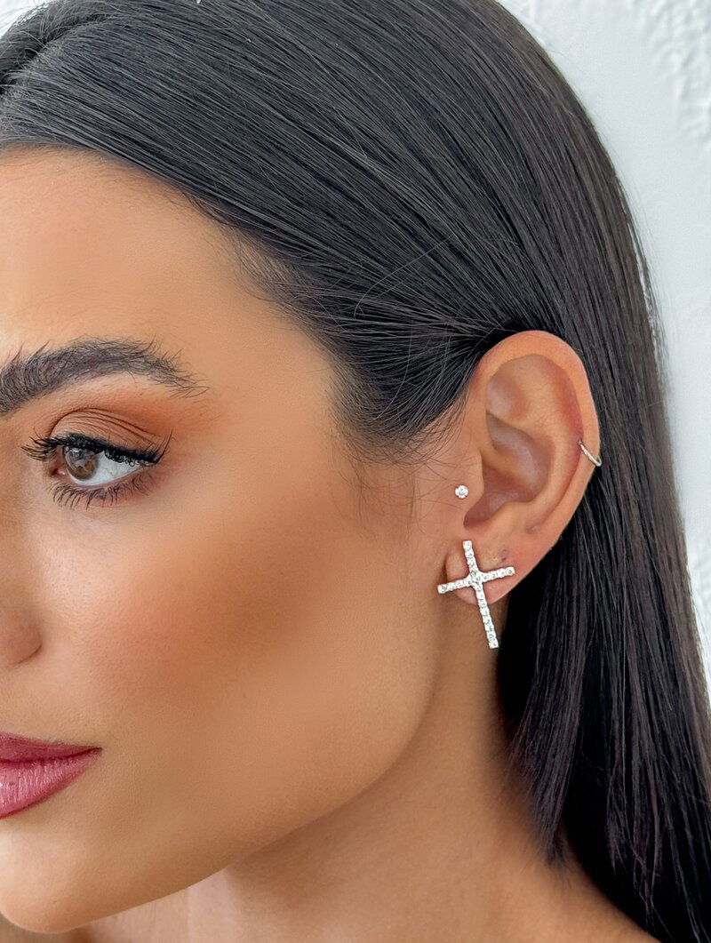 Brinco Folheado a Ouro 18k e Prata Crucifixo Cravejado com Micro Zircônias