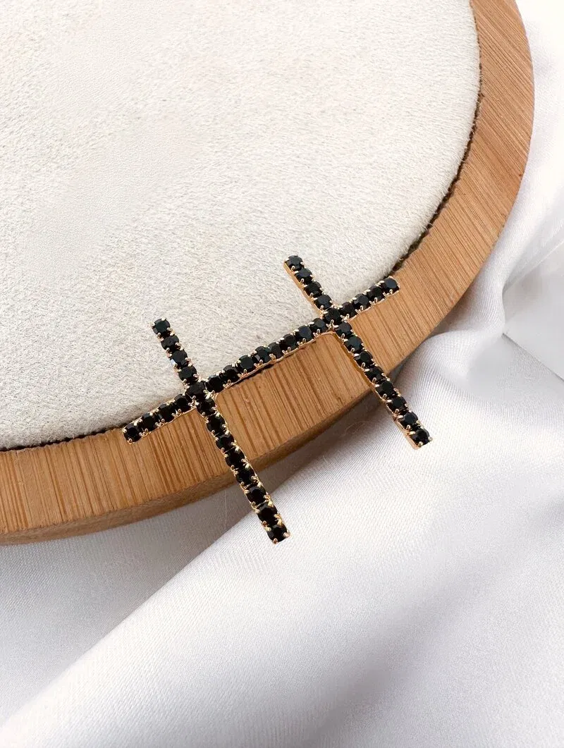 Brinco Folheado a Ouro 18k e Prata Crucifixo Cravejado com Micro Zircônias