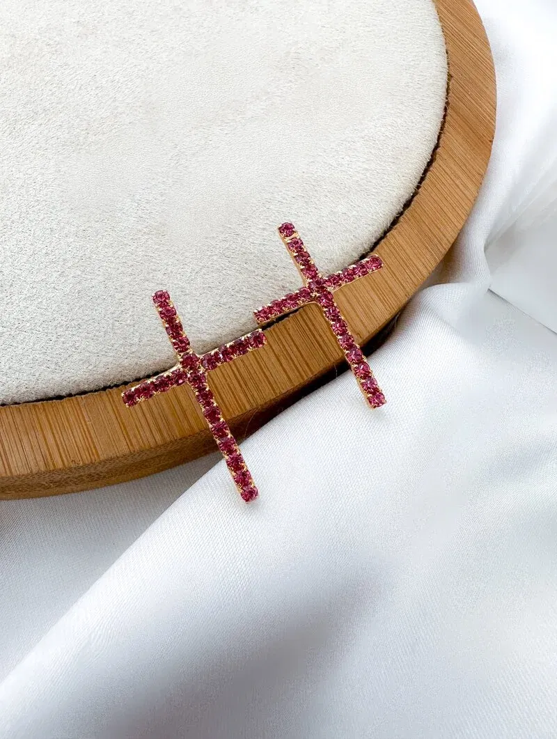 Brinco Folheado a Ouro 18k e Prata Crucifixo Cravejado com Micro Zircônias