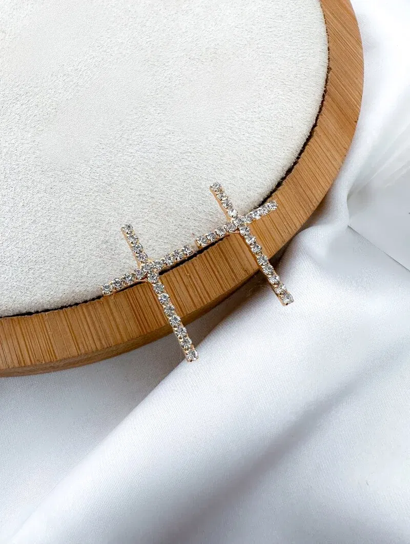 Brinco Folheado a Ouro 18k e Prata Crucifixo Cravejado com Micro Zircônias