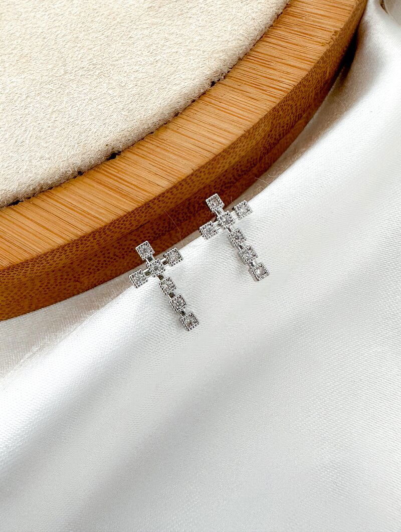 brinco folheado a ouro 18k e prata crucifixo de micro zircônia