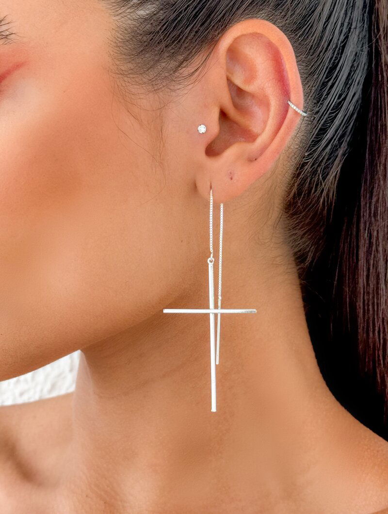 Brinco Folheado a Ouro 18k e Prata Crucifixo Liso