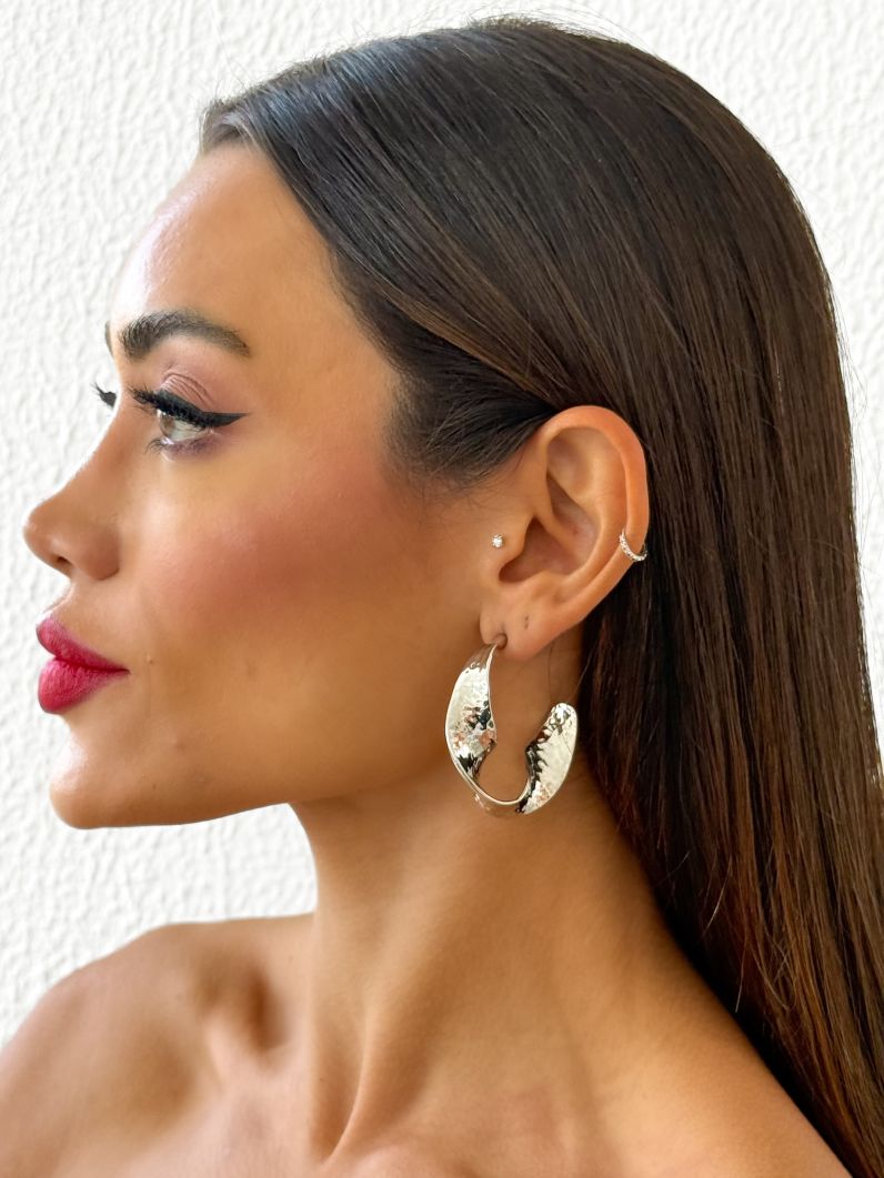 Brinco Folheado a Ouro 18k e Prata Curvado Martelado