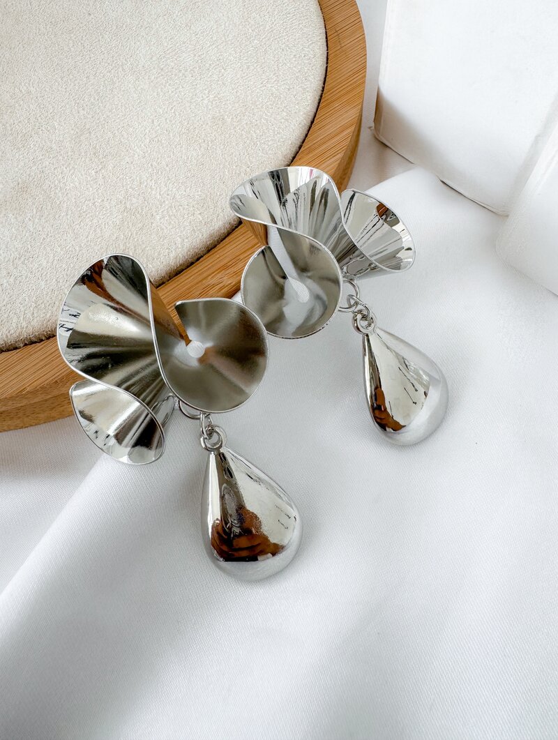 Brinco Folheado a Ouro 18k e Prata Design Aspiral com Gota Lisa