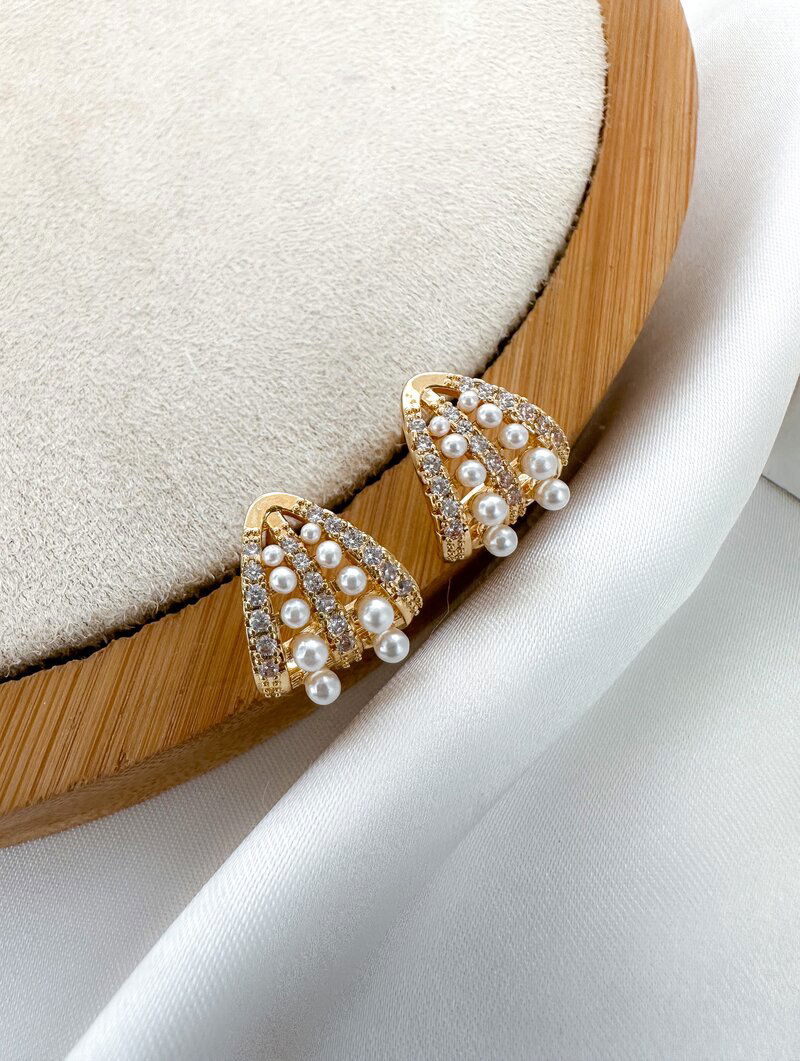 Brinco Folheado a Ouro 18k e Prata Design Concha com Micro Zircônias e Pérolas