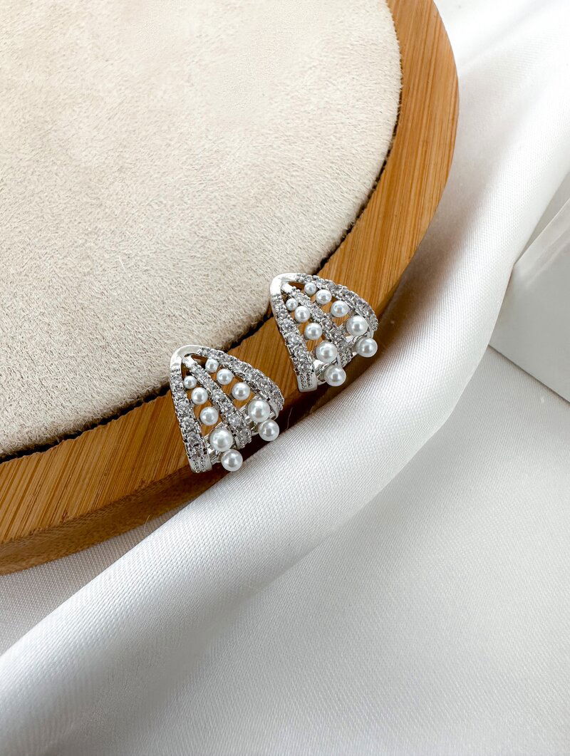 Brinco Folheado a Ouro 18k e Prata Design Concha com Micro Zircônias e Pérolas