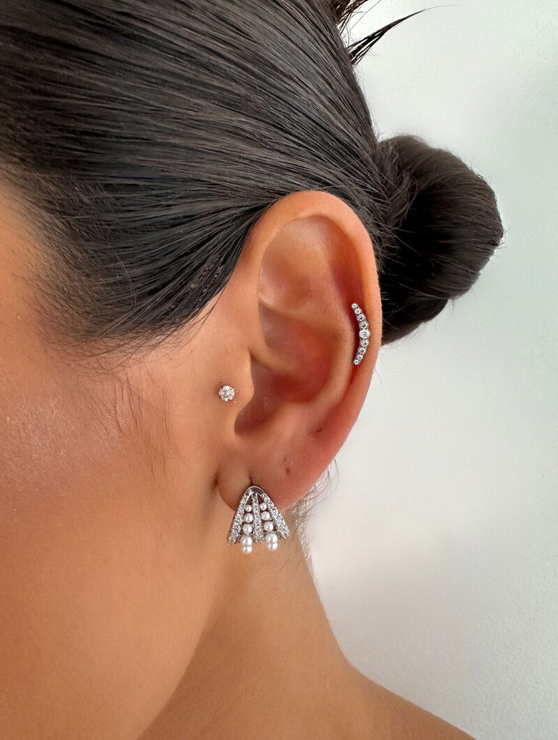 Brinco Folheado a Ouro 18k e Prata Design Concha com Micro Zircônias e Pérolas