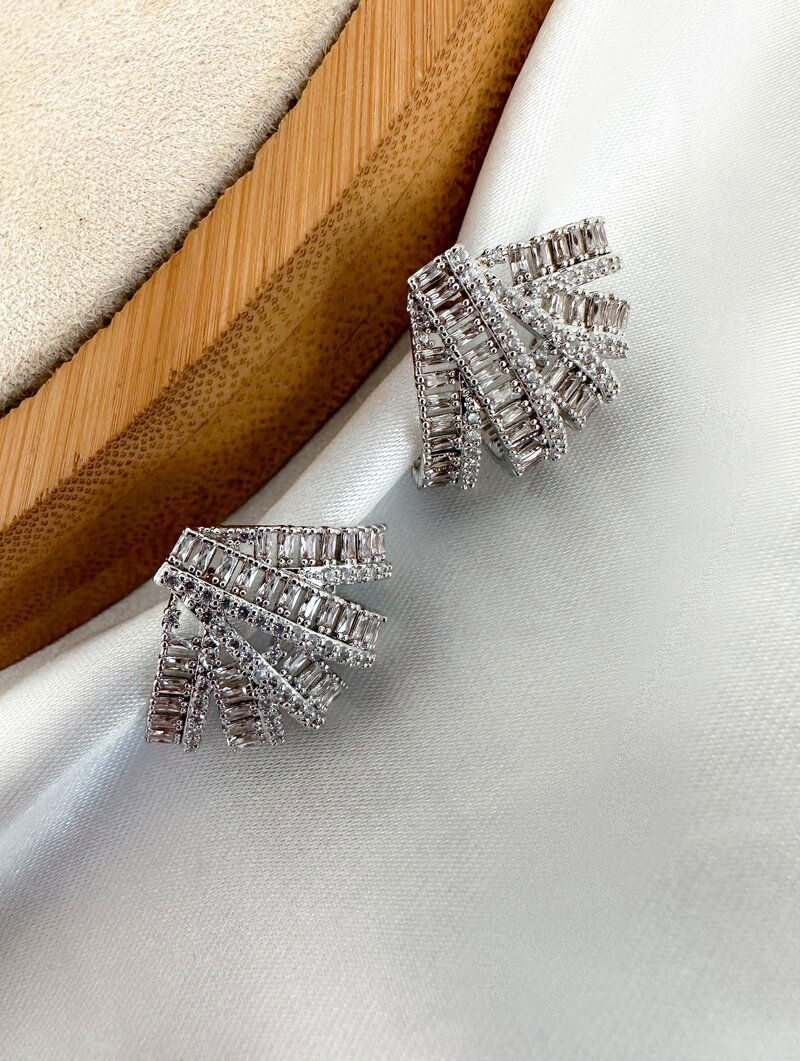 Brinco Folheado a Ouro 18k e Prata Design Concha Cravejada