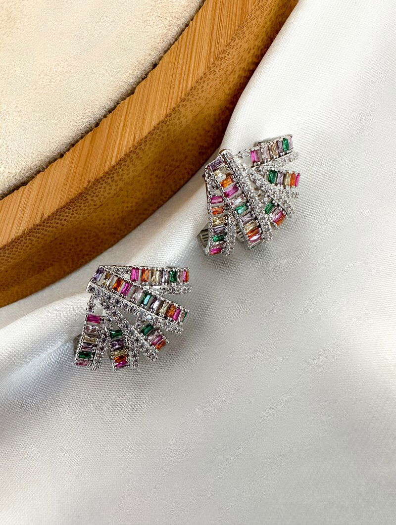 Brinco Folheado a Ouro 18k e Prata Design Concha Cravejada