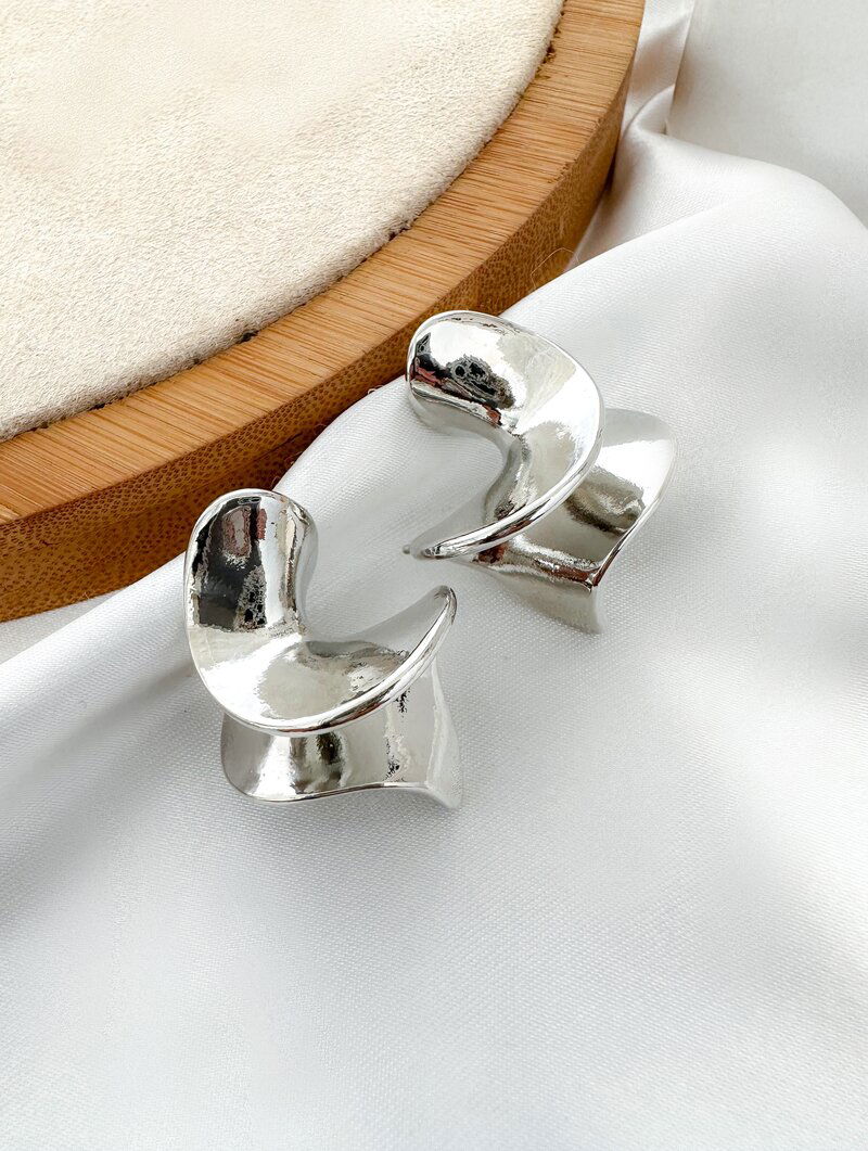 BRINCO FOLHEADO A OURO 18K E PRATA DESIGN ENROLADO
