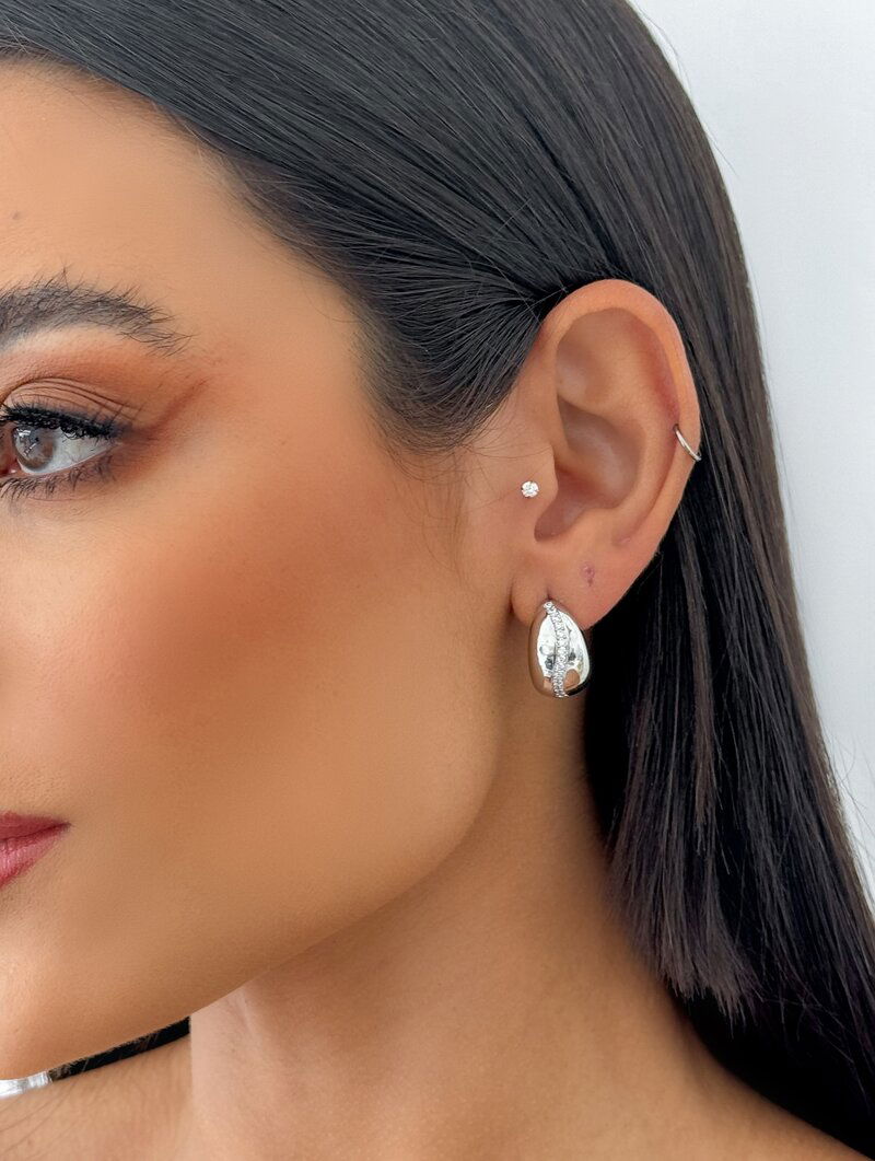 Brinco Folheado a Ouro 18k e Prata Design Gota com Fio de Zircônia