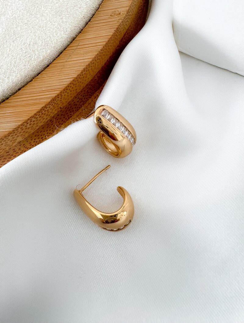 Brinco Folheado a Ouro 18k e Prata Design Gota com Zircônias Cristais