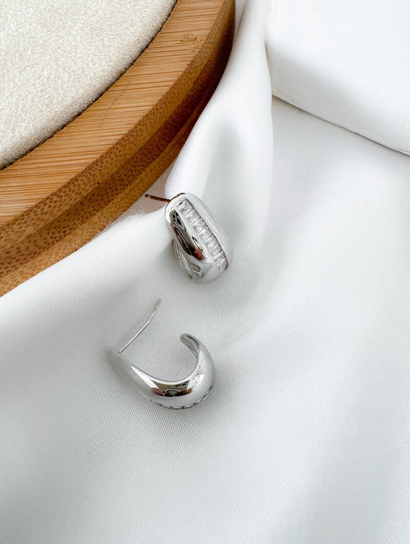 Brinco Folheado a Ouro 18k e Prata Design Gota com Zircônias Cristais