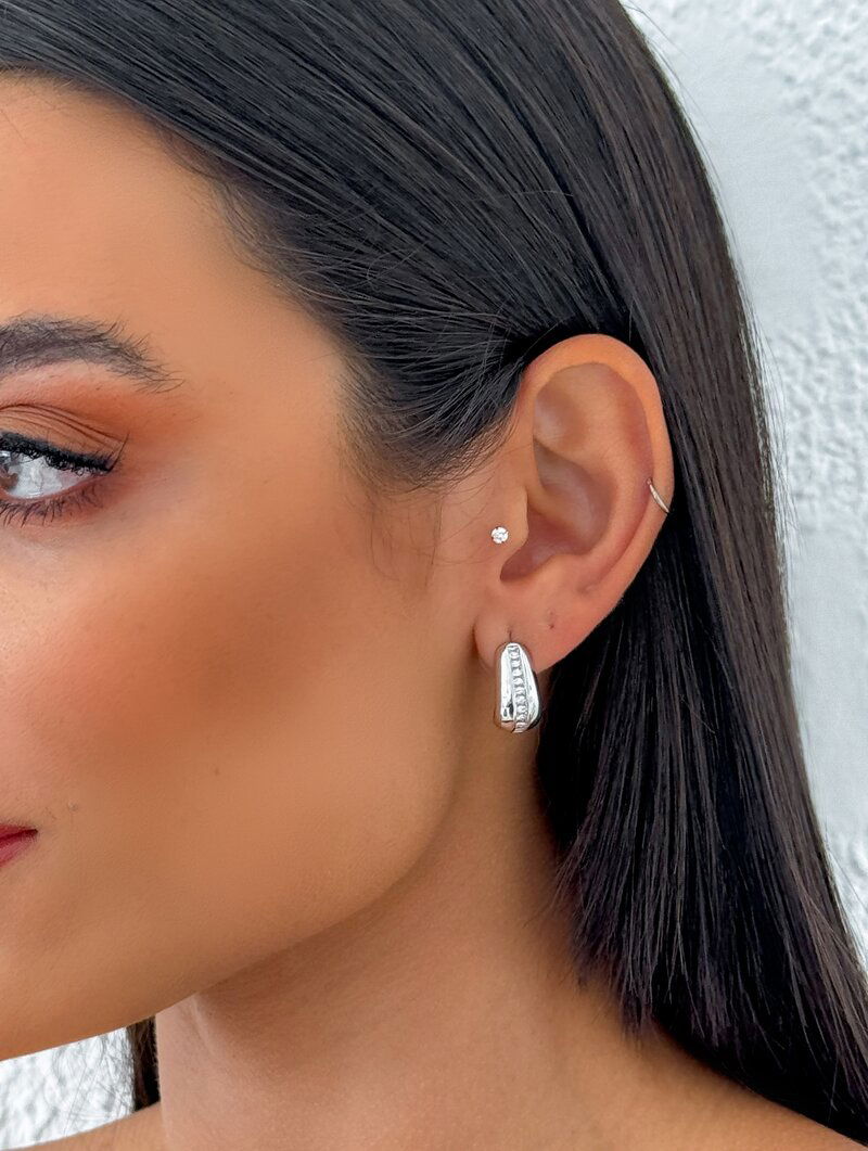 Brinco Folheado a Ouro 18k e Prata Design Gota com Zircônias Cristais