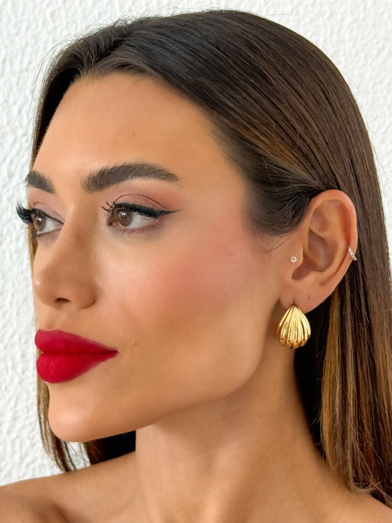 Brinco Folheado a Ouro 18k e Prata Design Gota Moderna Detalhada
