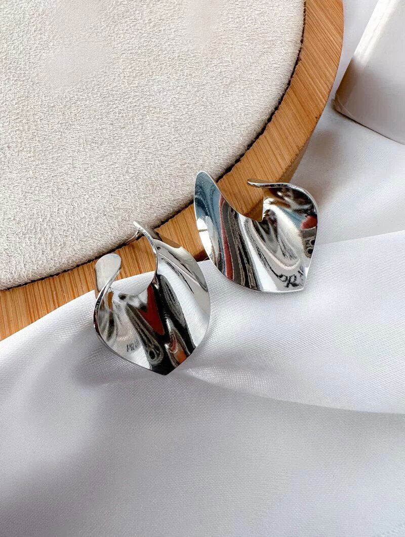 Brinco folheado a ouro 18k e prata design moderno curve