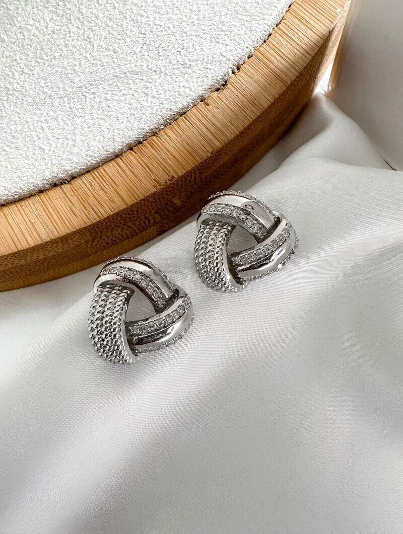 Brinco Folheado a Ouro 18k e Prata Design Nó com Detalhes Cravejados