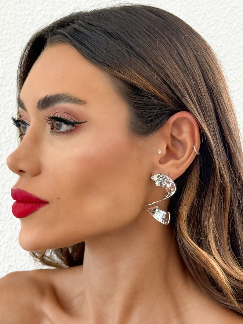 Brinco Folheado a Ouro 18k e Prata Design Ondulado e Martelado