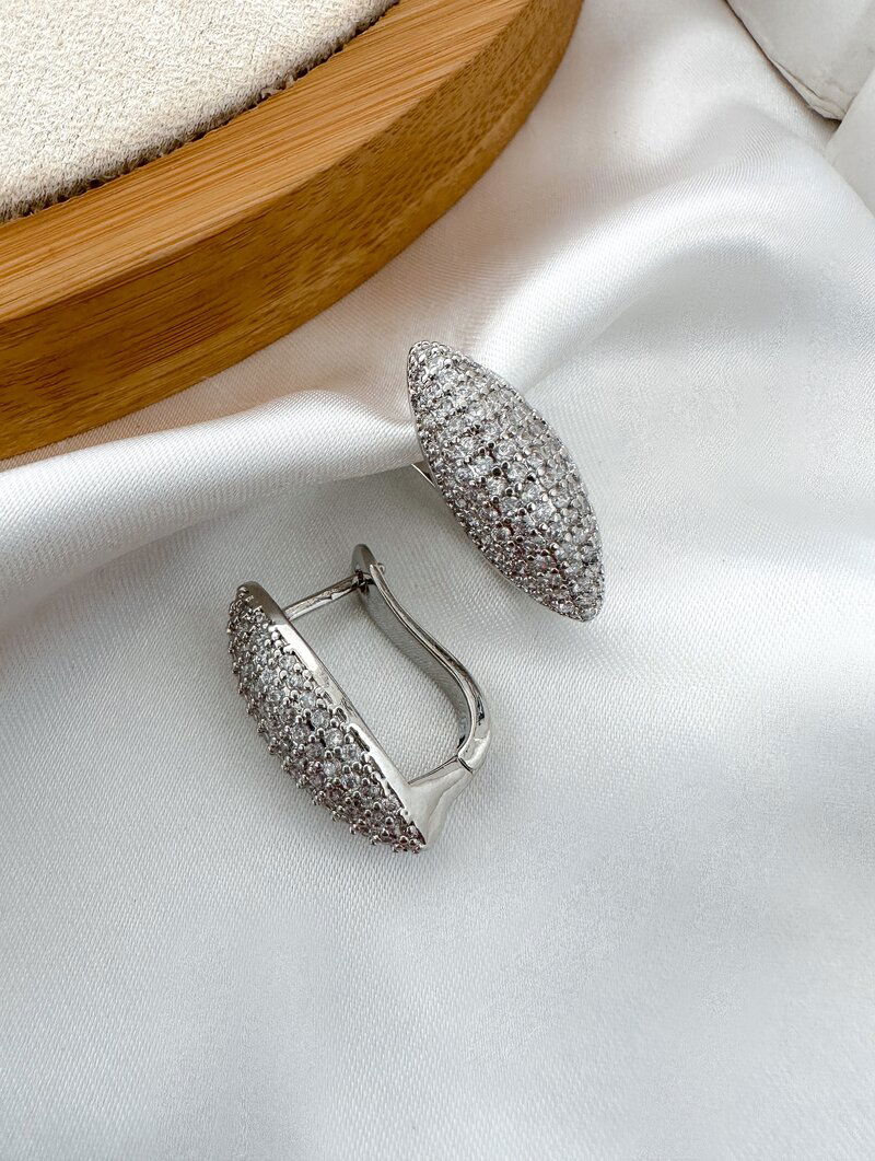 Brinco Folheado a Ouro 18k e Prata Design Oval Cravejado