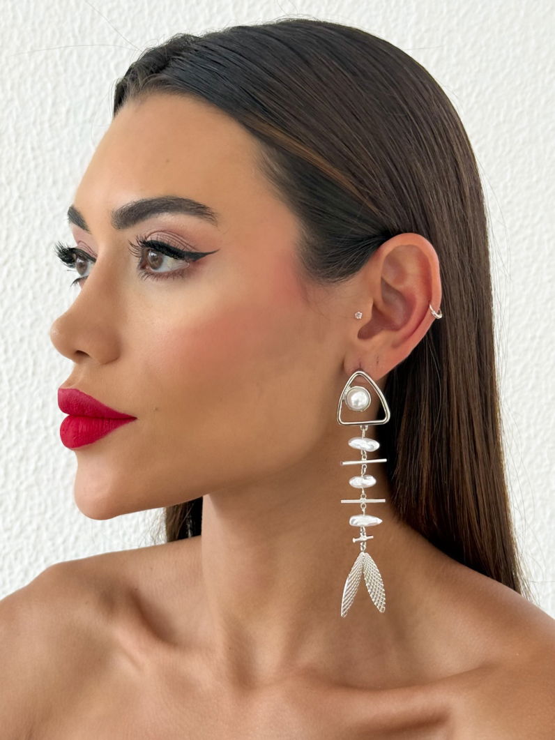 Brinco Folheado a Ouro 18k e Prata Design Peixe Orgânico Com Pérolas