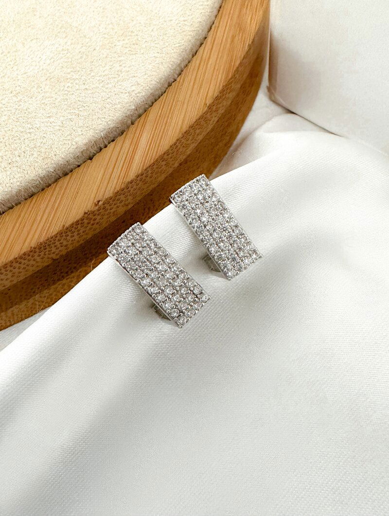 brinco folheado a ouro 18k e prata design quadrado cravejado