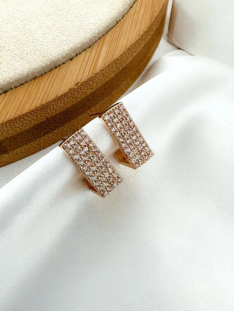 brinco folheado a ouro 18k e prata design quadrado cravejado