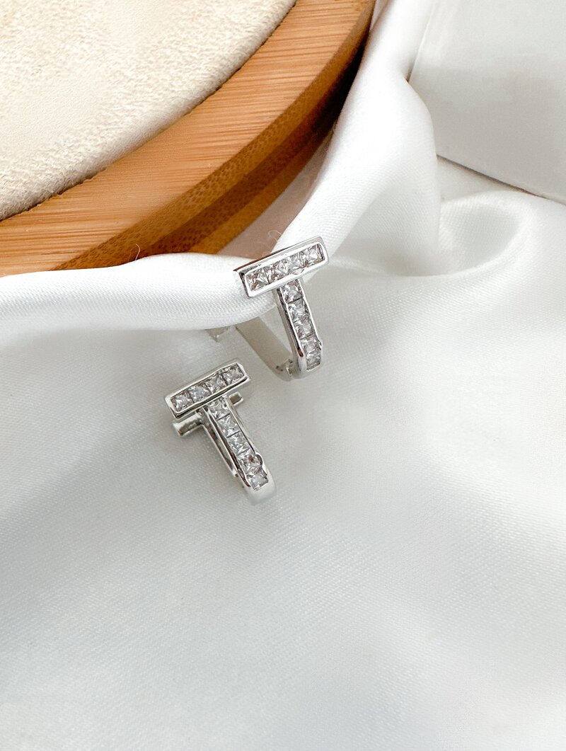 Brinco Folheado a Ouro 18k e Prata Design T com Micro Zircônias