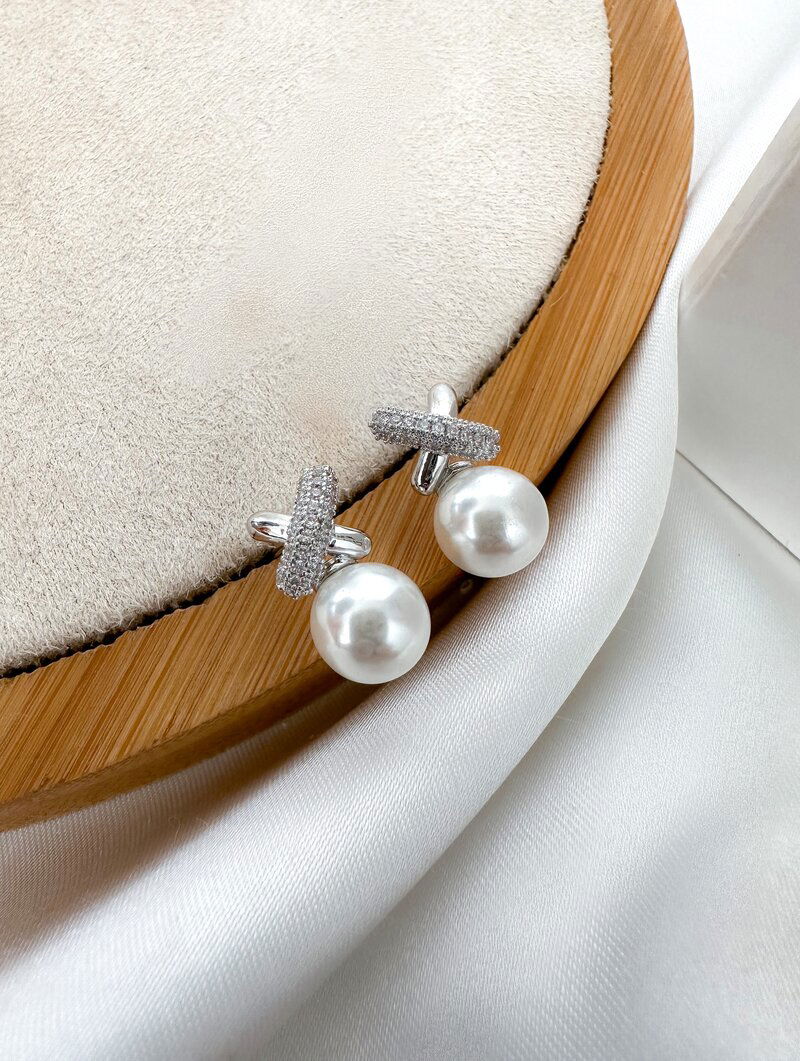 Brinco Folheado a Ouro 18k e Prata Design X com Pérola