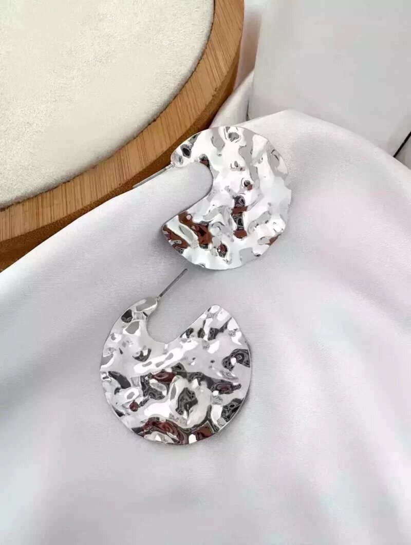 BRINCO FOLHEADO A OURO 18K E PRATA DESIGNER MARTELADO.