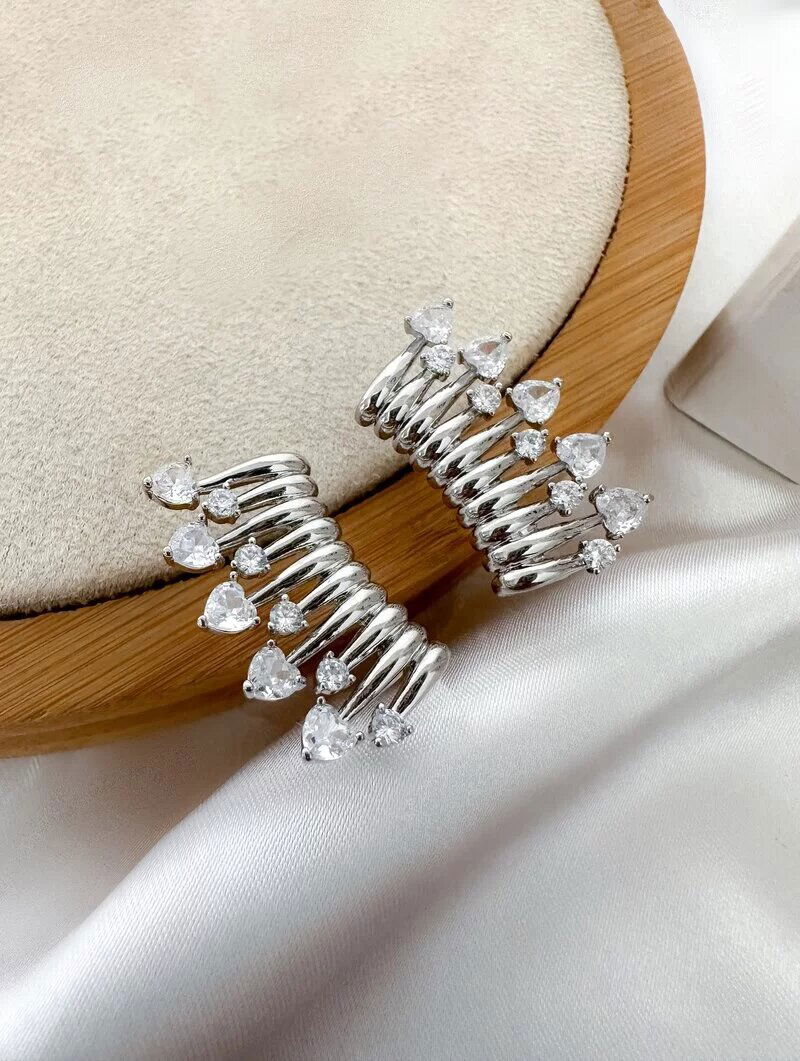 Brinco Folheado a Ouro 18k e Prata Dez Fios com Pedraria