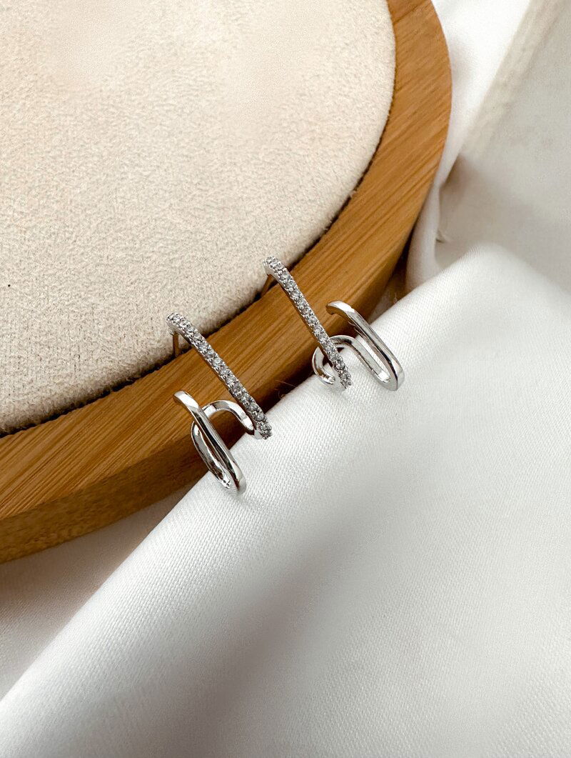 Brinco Folheado a Ouro 18k e Prata Dois Fios com Detalhe Cravejado