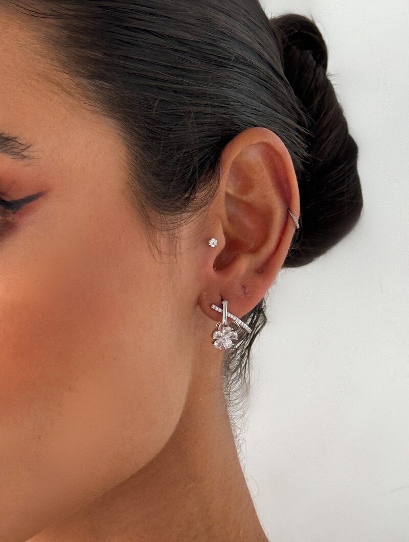 Brinco Folheado a Ouro 18k e Prata Dois Fios com Flor de Zircônias