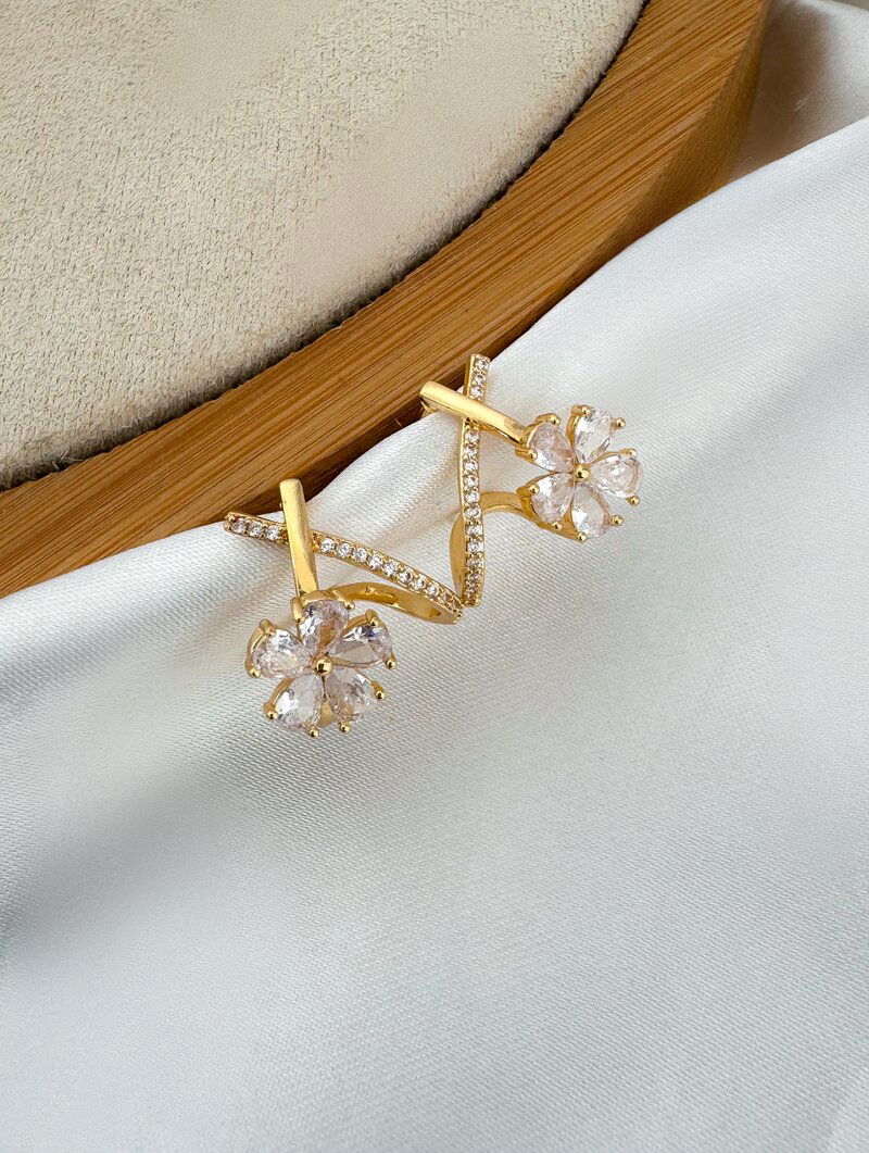 Brinco Folheado a Ouro 18k e Prata Dois Fios com Flor de Zircônias