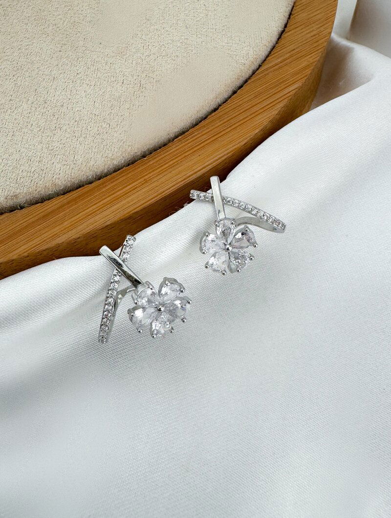 Brinco Folheado a Ouro 18k e Prata Dois Fios com Flor de Zircônias