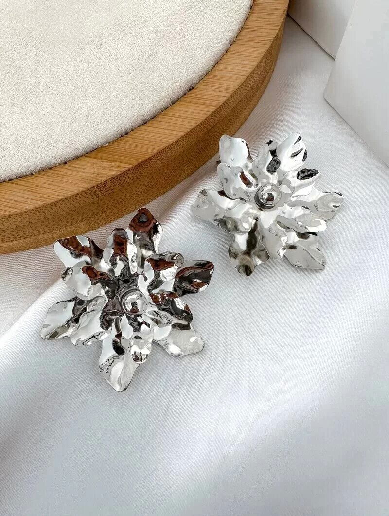 Brinco Folheado a Ouro 18k e Prata Doze Pétalas Marteladas