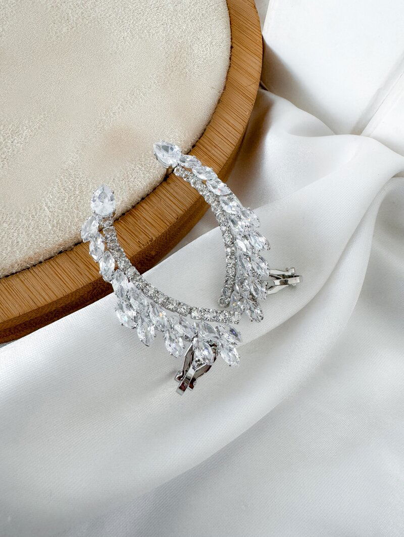 Brinco Folheado a Ouro 18k e Prata Ear Cuff com Fio Cravejado e Zircônias