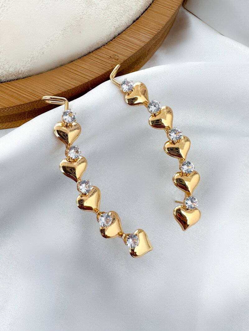 Brinco Folheado a Ouro 18K e Prata Ear Cuff de Corações com Zircônias